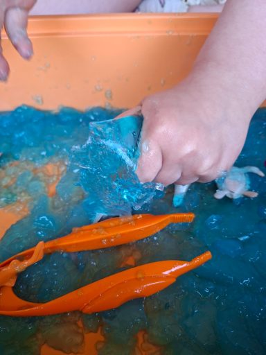 spelen met jelly onderwaterdieren